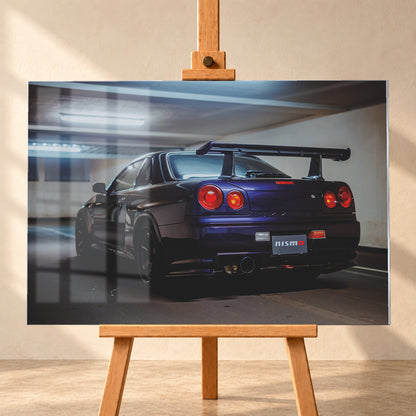 Dunkelvioletter Nissan Skyline R34 in tiefer Dreiviertel-Heckansicht in einer Beton-Tiefgarage. Zu sehen sind vier runde Rückleuchten in Rot- und Orangetönen, ein großer Heckflügel, schwarze Räder, ein großes Endrohr und ein Nismo-Schriftzug am Heck; kühles Deckenlicht spiegelt sich auf der Karosserie; Visualisierung als Acrylglas-Wandbild, frontal auf einer Holzstaffelei.