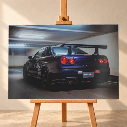 Dunkelvioletter Nissan Skyline R34 in tiefer Dreiviertel-Heckansicht in einer Beton-Tiefgarage. Zu sehen sind vier runde Rückleuchten in Rot- und Orangetönen, ein großer Heckflügel, schwarze Räder, ein großes Endrohr und ein Nismo-Schriftzug am Heck; kühles Deckenlicht spiegelt sich auf der Karosserie; Visualisierung als Alu gebürstet-Wandbild, frontal auf einer Holzstaffelei.
