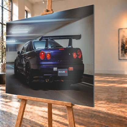 Dunkelvioletter Nissan Skyline R34 in tiefer Dreiviertel-Heckansicht in einer Beton-Tiefgarage. Zu sehen sind vier runde Rückleuchten in Rot- und Orangetönen, ein großer Heckflügel, schwarze Räder, ein großes Endrohr und ein Nismo-Schriftzug am Heck; kühles Deckenlicht spiegelt sich auf der Karosserie; Visualisierung als Alu gebürstet-Wandbild, schräg von der Seite auf einer Holzstaffelei.