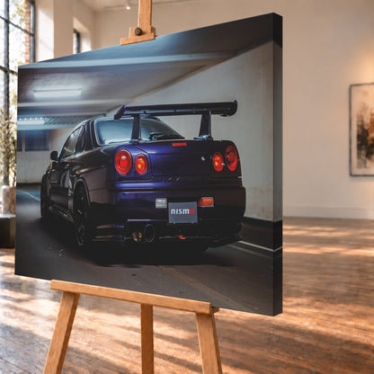 Dunkelvioletter Nissan Skyline R34 in tiefer Dreiviertel-Heckansicht in einer Beton-Tiefgarage. Zu sehen sind vier runde Rückleuchten in Rot- und Orangetönen, ein großer Heckflügel, schwarze Räder, ein großes Endrohr und ein Nismo-Schriftzug am Heck; kühles Deckenlicht spiegelt sich auf der Karosserie; Visualisierung als Leinwand-Wandbild, schräg von der Seite auf einer Holzstaffelei.