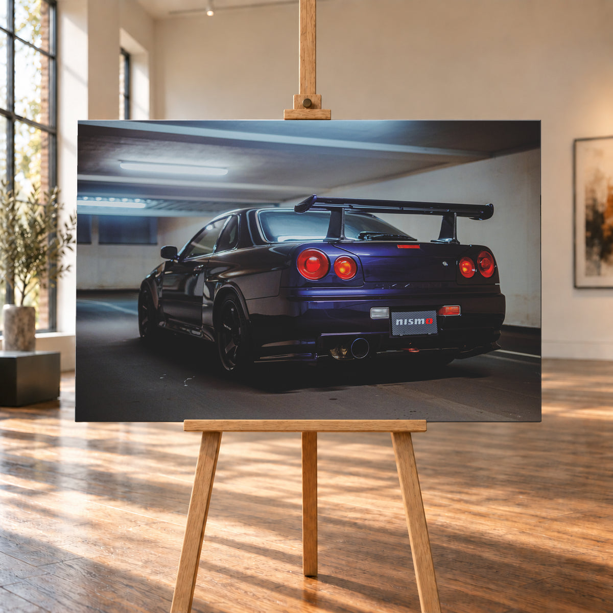 Dunkelvioletter Nissan Skyline R34 in tiefer Dreiviertel-Heckansicht in einer Beton-Tiefgarage. Zu sehen sind vier runde Rückleuchten in Rot- und Orangetönen, ein großer Heckflügel, schwarze Räder, ein großes Endrohr und ein Nismo-Schriftzug am Heck; kühles Deckenlicht spiegelt sich auf der Karosserie; Visualisierung als Leinwand-Wandbild, auf einer Holzstaffelei in einem hellen Galerieraum.