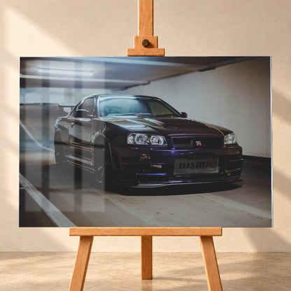 Dunkelvioletter Nissan Skyline R34 in tiefer Front-Dreiviertelansicht in einer Parkgarage. Helle Deckenleuchten spiegeln sich auf Motorhaube und Scheiben; Betonwände, Fahrbahnmarkierungen, dunkle Räder und ein Heckflügel sind sichtbar; Visualisierung als Acrylglas-Wandbild, frontal auf einer Holzstaffelei.