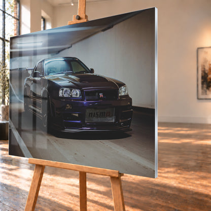 Dunkelvioletter Nissan Skyline R34 in tiefer Front-Dreiviertelansicht in einer Parkgarage. Helle Deckenleuchten spiegeln sich auf Motorhaube und Scheiben; Betonwände, Fahrbahnmarkierungen, dunkle Räder und ein Heckflügel sind sichtbar; Visualisierung als Acrylglas-Wandbild, schräg von der Seite auf einer Holzstaffelei.