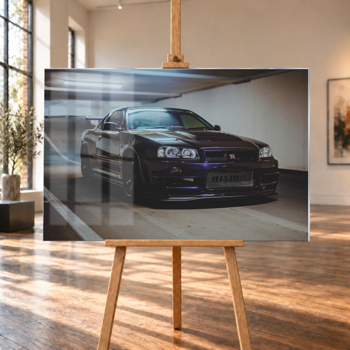 Dunkelvioletter Nissan Skyline R34 in tiefer Front-Dreiviertelansicht in einer Parkgarage. Helle Deckenleuchten spiegeln sich auf Motorhaube und Scheiben; Betonwände, Fahrbahnmarkierungen, dunkle Räder und ein Heckflügel sind sichtbar; Visualisierung als Acrylglas-Wandbild, auf einer Holzstaffelei in einem hellen Galerieraum.