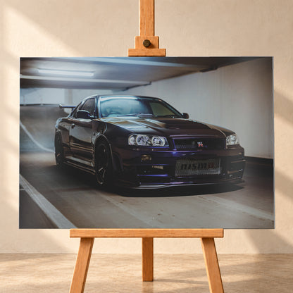 Dunkelvioletter Nissan Skyline R34 in tiefer Front-Dreiviertelansicht in einer Parkgarage. Helle Deckenleuchten spiegeln sich auf Motorhaube und Scheiben; Betonwände, Fahrbahnmarkierungen, dunkle Räder und ein Heckflügel sind sichtbar; Visualisierung als Alu gebürstet-Wandbild, frontal auf einer Holzstaffelei.