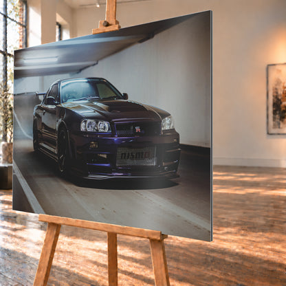 Dunkelvioletter Nissan Skyline R34 in tiefer Front-Dreiviertelansicht in einer Parkgarage. Helle Deckenleuchten spiegeln sich auf Motorhaube und Scheiben; Betonwände, Fahrbahnmarkierungen, dunkle Räder und ein Heckflügel sind sichtbar; Visualisierung als Alu gebürstet-Wandbild, schräg von der Seite auf einer Holzstaffelei.