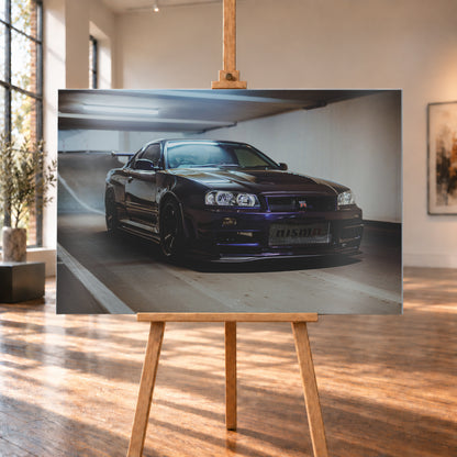 Dunkelvioletter Nissan Skyline R34 in tiefer Front-Dreiviertelansicht in einer Parkgarage. Helle Deckenleuchten spiegeln sich auf Motorhaube und Scheiben; Betonwände, Fahrbahnmarkierungen, dunkle Räder und ein Heckflügel sind sichtbar; Visualisierung als Alu gebürstet-Wandbild, auf einer Holzstaffelei in einem hellen Galerieraum.