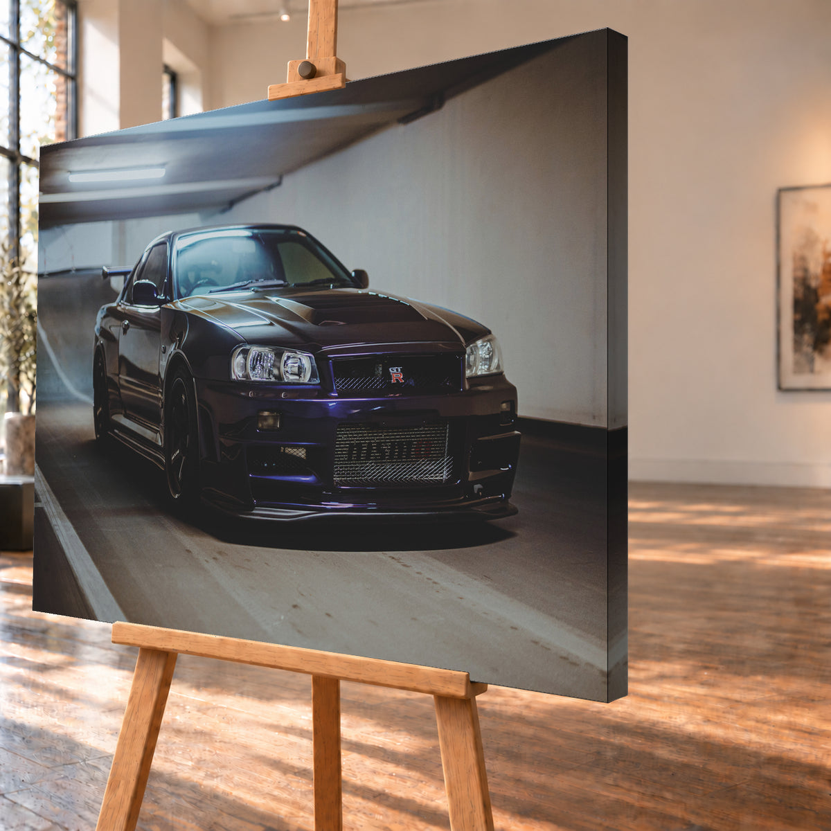 Dunkelvioletter Nissan Skyline R34 in tiefer Front-Dreiviertelansicht in einer Parkgarage. Helle Deckenleuchten spiegeln sich auf Motorhaube und Scheiben; Betonwände, Fahrbahnmarkierungen, dunkle Räder und ein Heckflügel sind sichtbar; Visualisierung als Leinwand-Wandbild, schräg von der Seite auf einer Holzstaffelei.