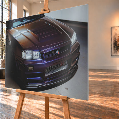 Nahes Frontporträt eines Nissan Skyline R34 in violett schimmerndem Lack, leicht von oben fotografiert, mit konturierter Motorhaube, Scheinwerfern, Kühlergrill und breiten Lufteinlässen in einem hellen Innenraum; Visualisierung als Alu gebürstet-Wandbild, schräg von der Seite auf einer Holzstaffelei.