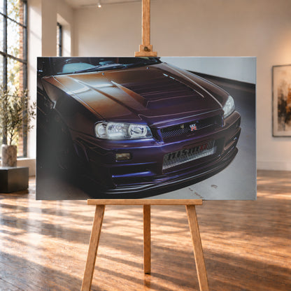 Nahes Frontporträt eines Nissan Skyline R34 in violett schimmerndem Lack, leicht von oben fotografiert, mit konturierter Motorhaube, Scheinwerfern, Kühlergrill und breiten Lufteinlässen in einem hellen Innenraum; Visualisierung als Alu gebürstet-Wandbild, auf einer Holzstaffelei in einem hellen Galerieraum.