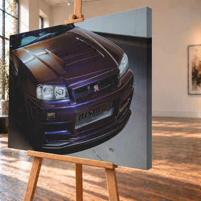 Nahes Frontporträt eines Nissan Skyline R34 in violett schimmerndem Lack, leicht von oben fotografiert, mit konturierter Motorhaube, Scheinwerfern, Kühlergrill und breiten Lufteinlässen in einem hellen Innenraum; Visualisierung als Leinwand-Wandbild, schräg von der Seite auf einer Holzstaffelei.