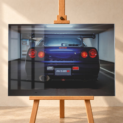 Zentrierte Heckansicht eines dunkelvioletten Nissan Skyline R34 in einer Parkgarage. Sichtbar sind vier runde rote Rückleuchten mit orangefarbenen inneren Leuchtelementen, ein großer Heckflügel, ein breites Auspuffendrohr links, ein Nismo-Schriftzug und kühles Deckenlicht über dem Fahrzeug; Visualisierung als Acrylglas-Wandbild, frontal auf einer Holzstaffelei.