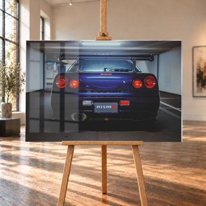 Zentrierte Heckansicht eines dunkelvioletten Nissan Skyline R34 in einer Parkgarage. Sichtbar sind vier runde rote Rückleuchten mit orangefarbenen inneren Leuchtelementen, ein großer Heckflügel, ein breites Auspuffendrohr links, ein Nismo-Schriftzug und kühles Deckenlicht über dem Fahrzeug; Visualisierung als Acrylglas-Wandbild, auf einer Holzstaffelei in einem hellen Galerieraum.
