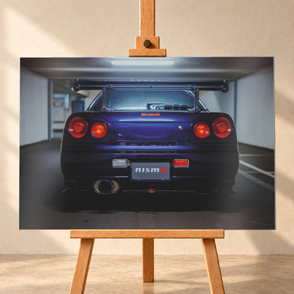 Zentrierte Heckansicht eines dunkelvioletten Nissan Skyline R34 in einer Parkgarage. Sichtbar sind vier runde rote Rückleuchten mit orangefarbenen inneren Leuchtelementen, ein großer Heckflügel, ein breites Auspuffendrohr links, ein Nismo-Schriftzug und kühles Deckenlicht über dem Fahrzeug; Visualisierung als Alu gebürstet-Wandbild, frontal auf einer Holzstaffelei.