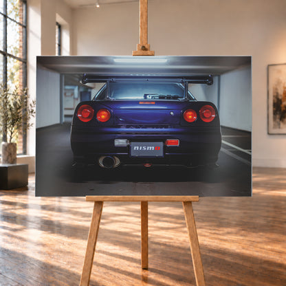 Zentrierte Heckansicht eines dunkelvioletten Nissan Skyline R34 in einer Parkgarage. Sichtbar sind vier runde rote Rückleuchten mit orangefarbenen inneren Leuchtelementen, ein großer Heckflügel, ein breites Auspuffendrohr links, ein Nismo-Schriftzug und kühles Deckenlicht über dem Fahrzeug; Visualisierung als Alu gebürstet-Wandbild, auf einer Holzstaffelei in einem hellen Galerieraum.