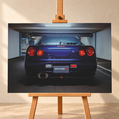 Zentrierte Heckansicht eines dunkelvioletten Nissan Skyline R34 in einer Parkgarage. Sichtbar sind vier runde rote Rückleuchten mit orangefarbenen inneren Leuchtelementen, ein großer Heckflügel, ein breites Auspuffendrohr links, ein Nismo-Schriftzug und kühles Deckenlicht über dem Fahrzeug; Visualisierung als Leinwand-Wandbild, frontal auf einer Holzstaffelei.