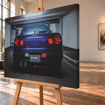 Zentrierte Heckansicht eines dunkelvioletten Nissan Skyline R34 in einer Parkgarage. Sichtbar sind vier runde rote Rückleuchten mit orangefarbenen inneren Leuchtelementen, ein großer Heckflügel, ein breites Auspuffendrohr links, ein Nismo-Schriftzug und kühles Deckenlicht über dem Fahrzeug; Visualisierung als Leinwand-Wandbild, schräg von der Seite auf einer Holzstaffelei.