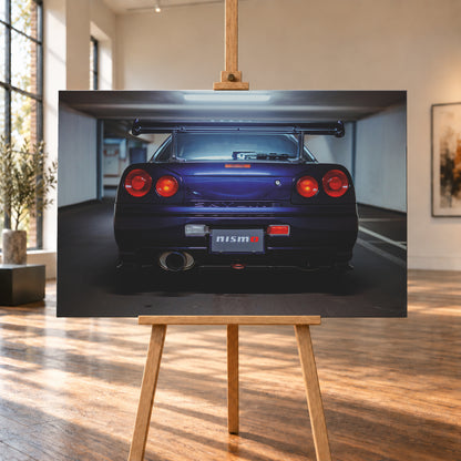 Zentrierte Heckansicht eines dunkelvioletten Nissan Skyline R34 in einer Parkgarage. Sichtbar sind vier runde rote Rückleuchten mit orangefarbenen inneren Leuchtelementen, ein großer Heckflügel, ein breites Auspuffendrohr links, ein Nismo-Schriftzug und kühles Deckenlicht über dem Fahrzeug; Visualisierung als Leinwand-Wandbild, auf einer Holzstaffelei in einem hellen Galerieraum.