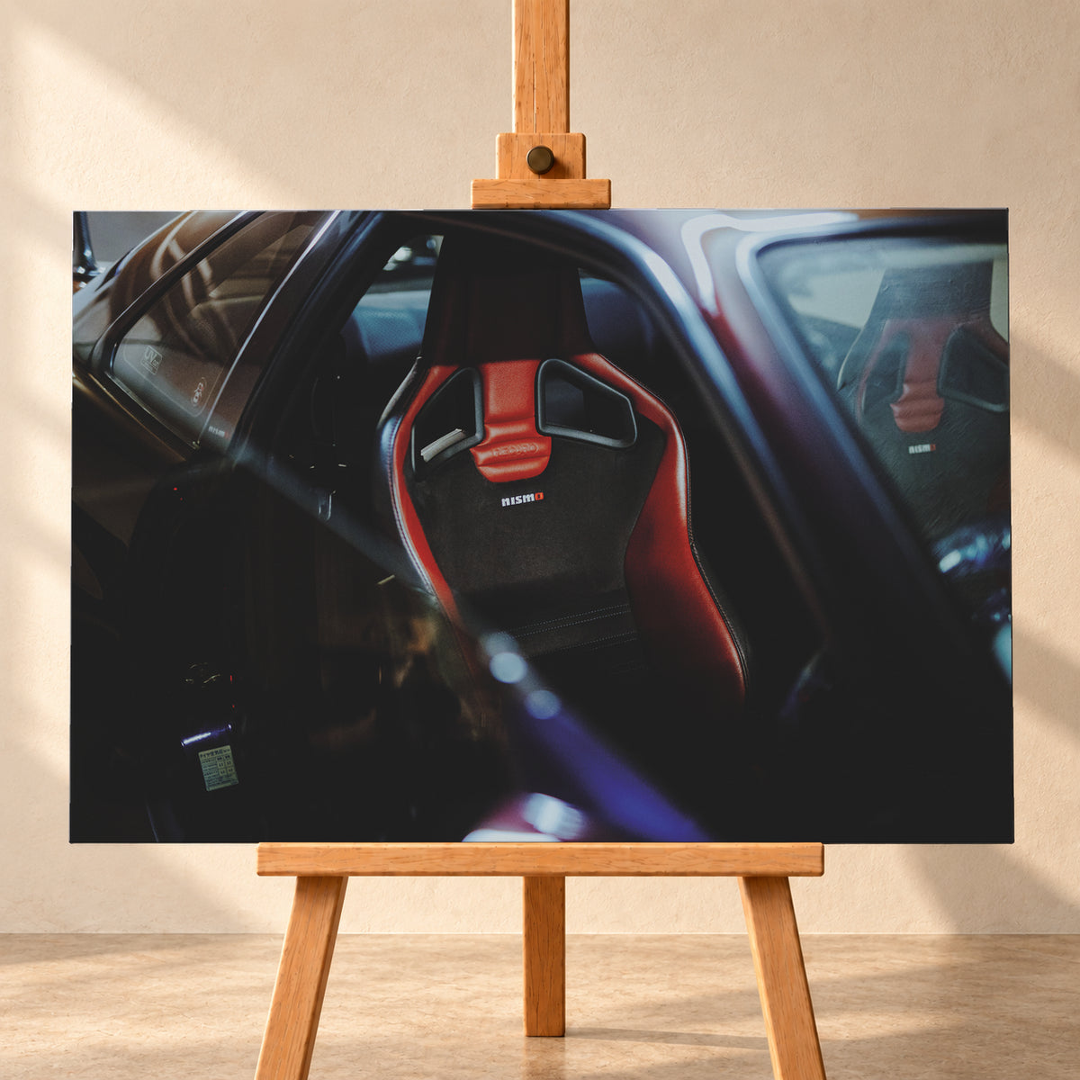 Seitlicher Nahblick in den dunklen Innenraum eines Nissan Skyline R34. Ein rot-schwarzer Sportsitz mit Öffnungen in der Rückenlehne und Nismo-Schriftzug steht im Zentrum; ein zweiter Sitz ist gegenüber sichtbar. Blau-violette Reflexe, Glasflächen und tiefe Schatten rahmen die Szene; Visualisierung als Leinwand-Wandbild, frontal auf einer Holzstaffelei.