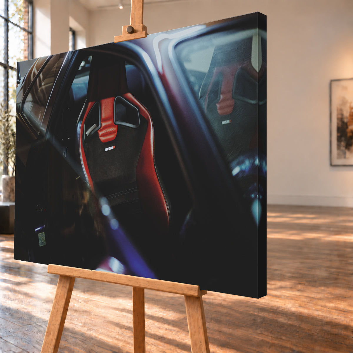 Seitlicher Nahblick in den dunklen Innenraum eines Nissan Skyline R34. Ein rot-schwarzer Sportsitz mit Öffnungen in der Rückenlehne und Nismo-Schriftzug steht im Zentrum; ein zweiter Sitz ist gegenüber sichtbar. Blau-violette Reflexe, Glasflächen und tiefe Schatten rahmen die Szene; Visualisierung als Leinwand-Wandbild, schräg von der Seite auf einer Holzstaffelei.
