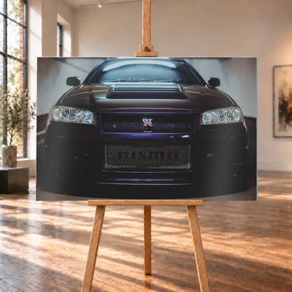 Symmetrische frontale Nahaufnahme eines dunkelvioletten Nissan Skyline R34 vor hellen Wänden. Sichtbar sind rechteckige Scheinwerfer, GT-R-Emblem, Hauben-Lufteinlass, Kühlergitter und die große untere Gitteröffnung; kühles Licht spiegelt sich auf Haube und Windschutzscheibe; Visualisierung als Alu gebürstet-Wandbild, auf einer Holzstaffelei in einem hellen Galerieraum.