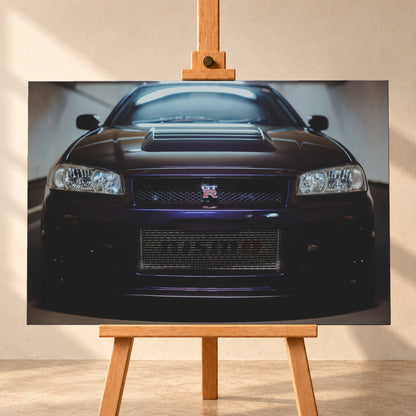 Symmetrische frontale Nahaufnahme eines dunkelvioletten Nissan Skyline R34 vor hellen Wänden. Sichtbar sind rechteckige Scheinwerfer, GT-R-Emblem, Hauben-Lufteinlass, Kühlergitter und die große untere Gitteröffnung; kühles Licht spiegelt sich auf Haube und Windschutzscheibe; Visualisierung als Leinwand-Wandbild, frontal auf einer Holzstaffelei.