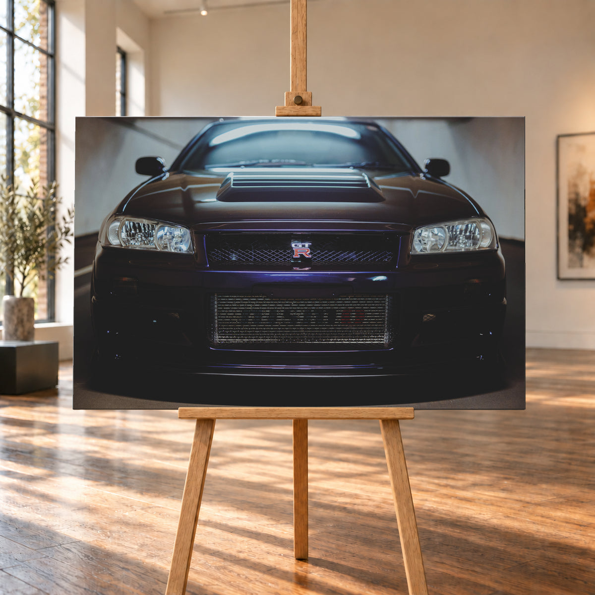 Symmetrische frontale Nahaufnahme eines dunkelvioletten Nissan Skyline R34 vor hellen Wänden. Sichtbar sind rechteckige Scheinwerfer, GT-R-Emblem, Hauben-Lufteinlass, Kühlergitter und die große untere Gitteröffnung; kühles Licht spiegelt sich auf Haube und Windschutzscheibe; Visualisierung als Leinwand-Wandbild, auf einer Holzstaffelei in einem hellen Galerieraum.