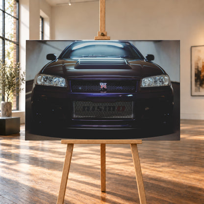 Symmetrische frontale Nahaufnahme eines dunkelvioletten Nissan Skyline R34 vor hellen Wänden. Sichtbar sind rechteckige Scheinwerfer, GT-R-Emblem, Hauben-Lufteinlass, Kühlergitter und die große untere Gitteröffnung; kühles Licht spiegelt sich auf Haube und Windschutzscheibe; Visualisierung als Leinwand-Wandbild, auf einer Holzstaffelei in einem hellen Galerieraum.