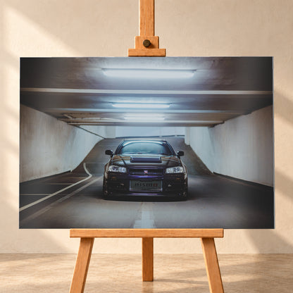 Dunkelvioletter Nissan Skyline R34 in symmetrischer Frontansicht auf einer Parkrampe. Helle Betonwände, Fahrbahnmarkierungen und kühle rechteckige Deckenleuchten rahmen das zentral stehende Fahrzeug; die Rampe steigt im Hintergrund an; Visualisierung als Alu gebürstet-Wandbild, frontal auf einer Holzstaffelei.