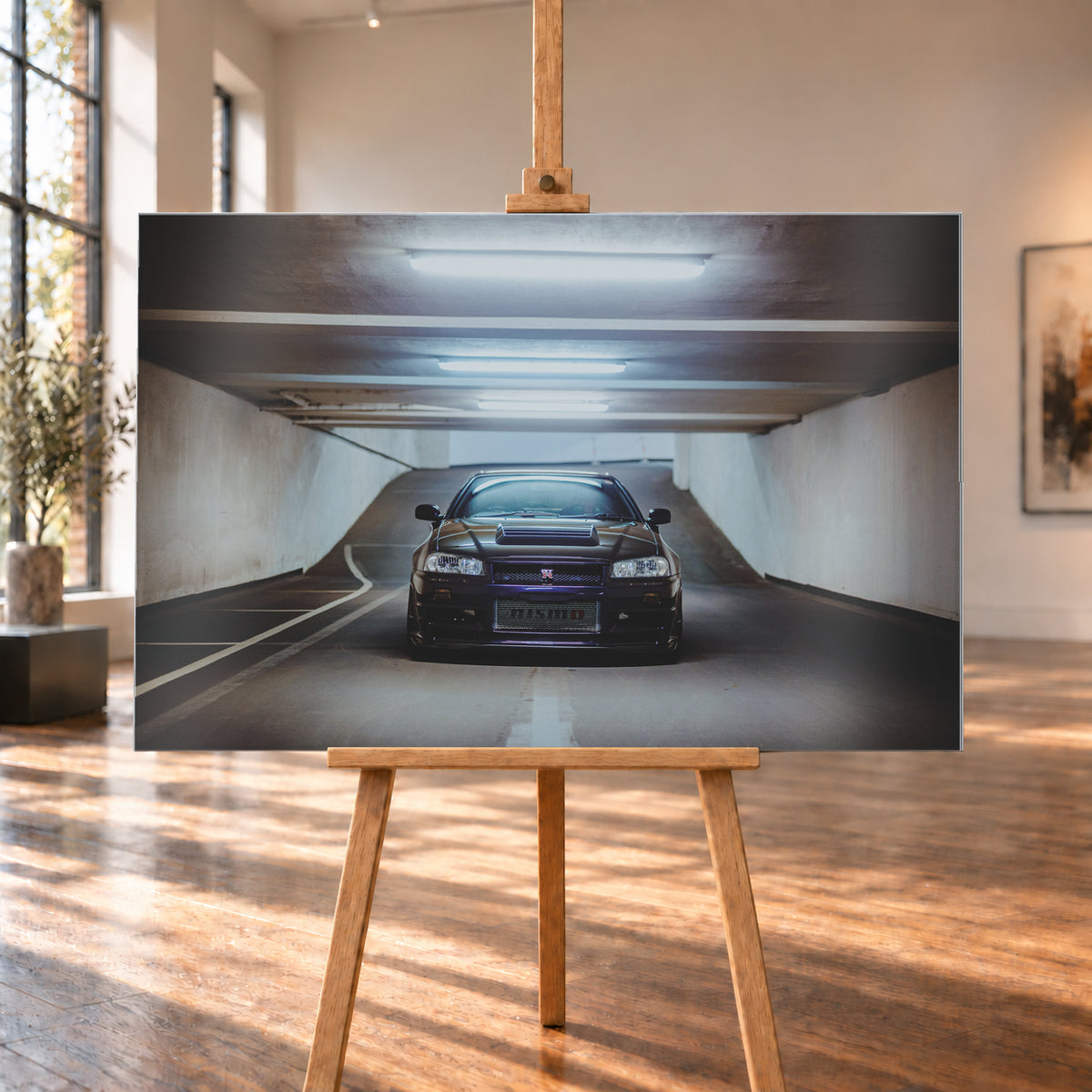 Dunkelvioletter Nissan Skyline R34 in symmetrischer Frontansicht auf einer Parkrampe. Helle Betonwände, Fahrbahnmarkierungen und kühle rechteckige Deckenleuchten rahmen das zentral stehende Fahrzeug; die Rampe steigt im Hintergrund an; Visualisierung als Alu gebürstet-Wandbild, auf einer Holzstaffelei in einem hellen Galerieraum.