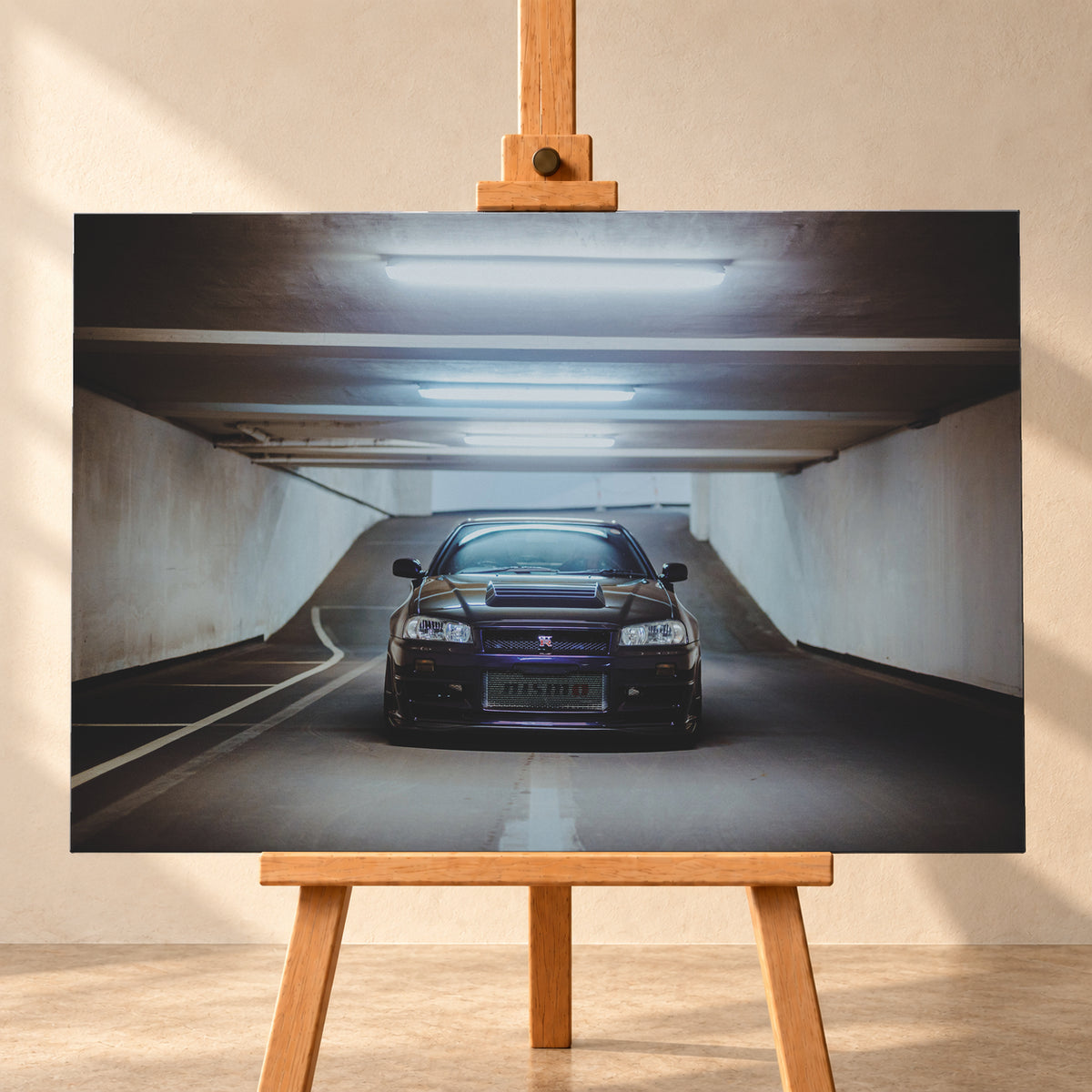 Dunkelvioletter Nissan Skyline R34 in symmetrischer Frontansicht auf einer Parkrampe. Helle Betonwände, Fahrbahnmarkierungen und kühle rechteckige Deckenleuchten rahmen das zentral stehende Fahrzeug; die Rampe steigt im Hintergrund an; Visualisierung als Leinwand-Wandbild, frontal auf einer Holzstaffelei.