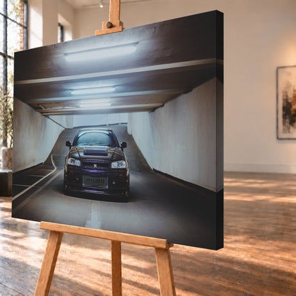 Dunkelvioletter Nissan Skyline R34 in symmetrischer Frontansicht auf einer Parkrampe. Helle Betonwände, Fahrbahnmarkierungen und kühle rechteckige Deckenleuchten rahmen das zentral stehende Fahrzeug; die Rampe steigt im Hintergrund an; Visualisierung als Leinwand-Wandbild, schräg von der Seite auf einer Holzstaffelei.