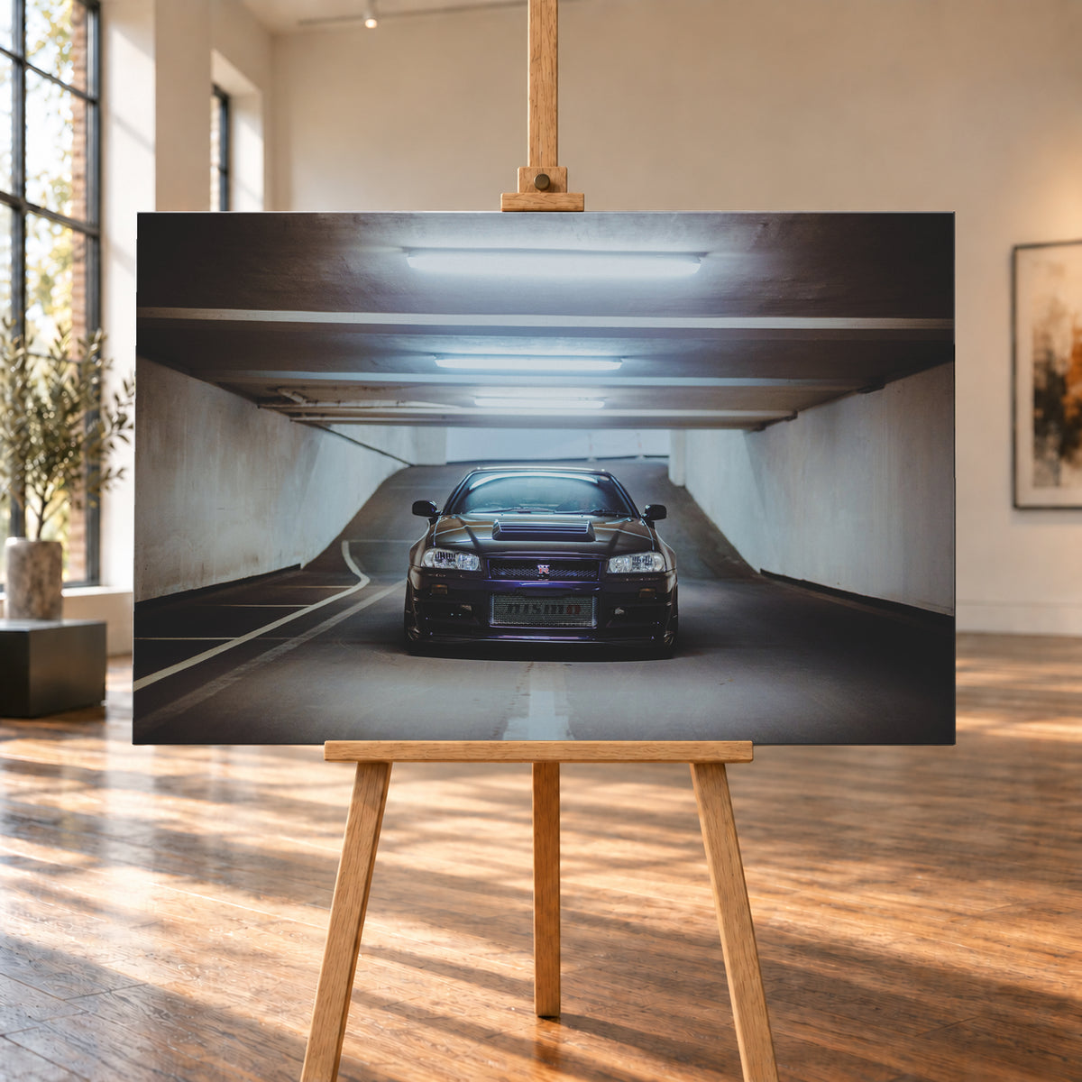 Dunkelvioletter Nissan Skyline R34 in symmetrischer Frontansicht auf einer Parkrampe. Helle Betonwände, Fahrbahnmarkierungen und kühle rechteckige Deckenleuchten rahmen das zentral stehende Fahrzeug; die Rampe steigt im Hintergrund an; Visualisierung als Leinwand-Wandbild, auf einer Holzstaffelei in einem hellen Galerieraum.