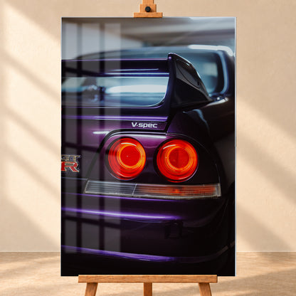 Vertikale Nahaufnahme des dunkelvioletten Hecks eines Nissan Skyline V-Spec mit zwei rot leuchtenden Rundrückleuchten, GT-R-Emblem, großem Heckflügel und blau-violetten Lichtreflexen vor unscharfem dunklem Hintergrund; Visualisierung als Acrylglas-Wandbild, frontal auf einer Holzstaffelei.
