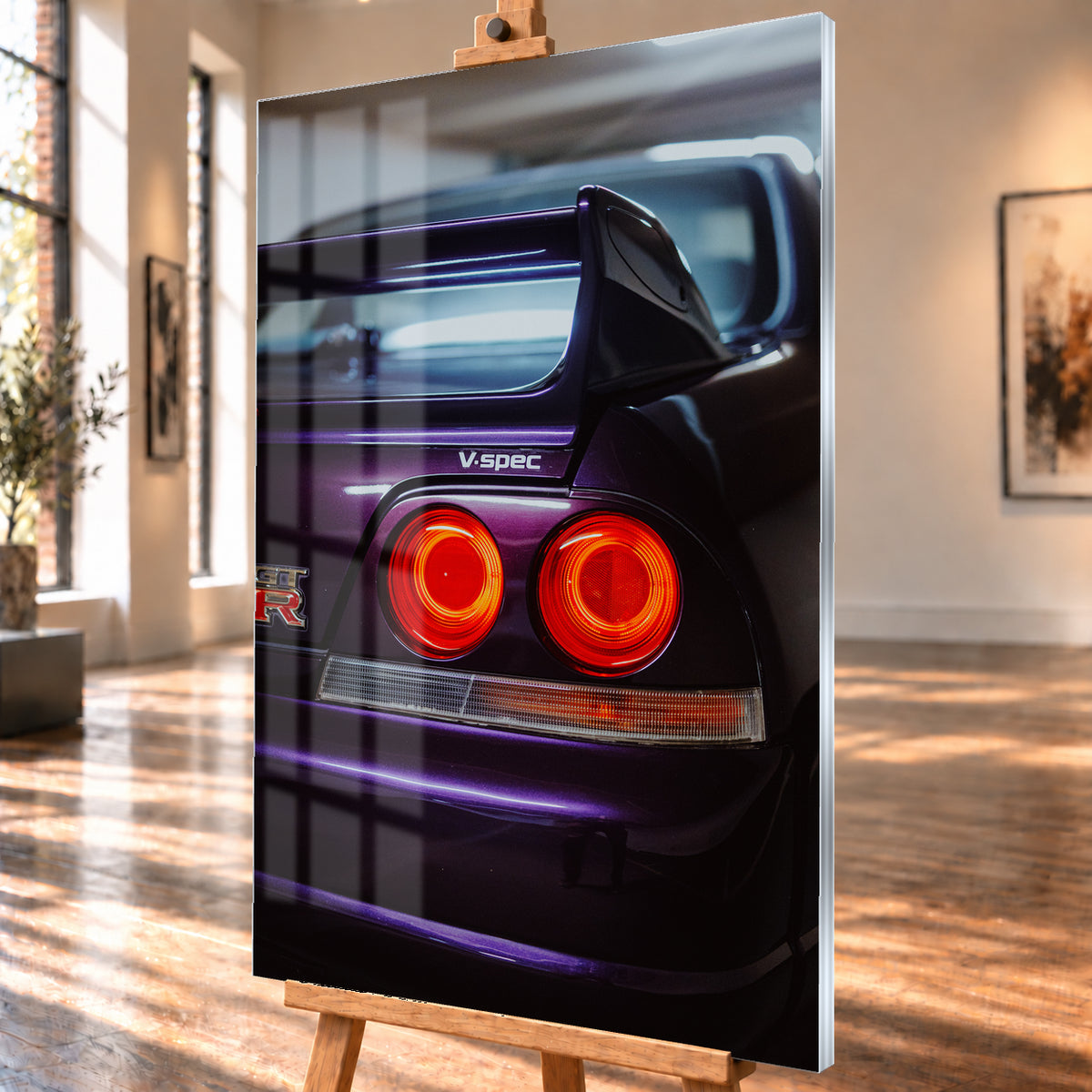 Vertikale Nahaufnahme des dunkelvioletten Hecks eines Nissan Skyline V-Spec mit zwei rot leuchtenden Rundrückleuchten, GT-R-Emblem, großem Heckflügel und blau-violetten Lichtreflexen vor unscharfem dunklem Hintergrund; Visualisierung als Acrylglas-Wandbild, schräg von der Seite auf einer Holzstaffelei.