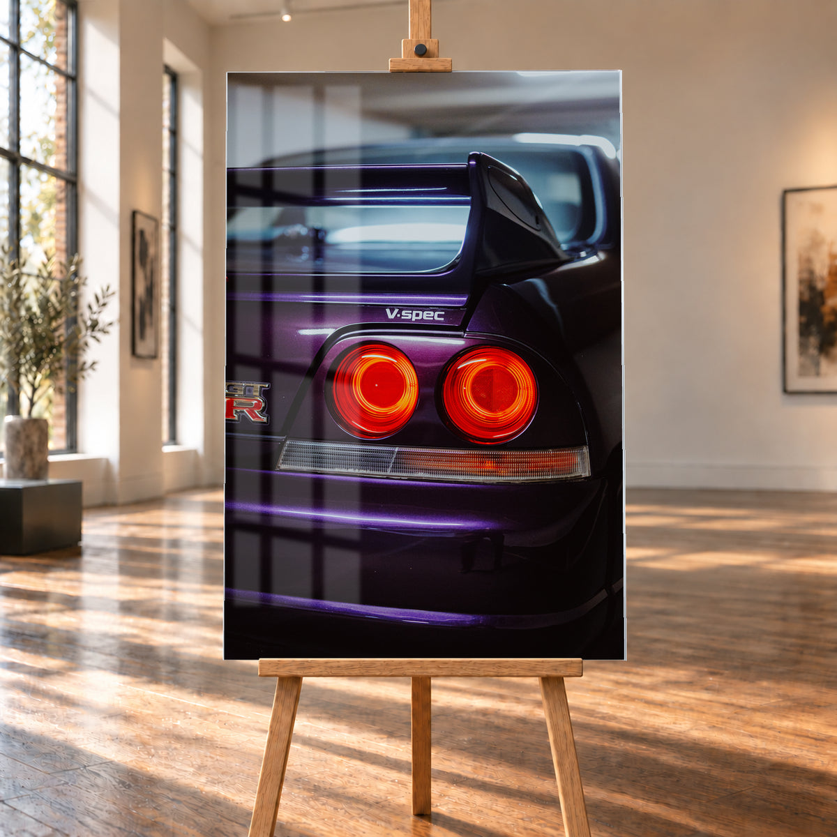 Vertikale Nahaufnahme des dunkelvioletten Hecks eines Nissan Skyline V-Spec mit zwei rot leuchtenden Rundrückleuchten, GT-R-Emblem, großem Heckflügel und blau-violetten Lichtreflexen vor unscharfem dunklem Hintergrund; Visualisierung als Acrylglas-Wandbild, auf einer Holzstaffelei in einem hellen Galerieraum.