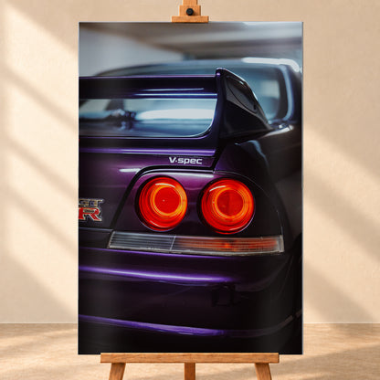 Vertikale Nahaufnahme des dunkelvioletten Hecks eines Nissan Skyline V-Spec mit zwei rot leuchtenden Rundrückleuchten, GT-R-Emblem, großem Heckflügel und blau-violetten Lichtreflexen vor unscharfem dunklem Hintergrund; Visualisierung als Alu gebürstet-Wandbild, frontal auf einer Holzstaffelei.