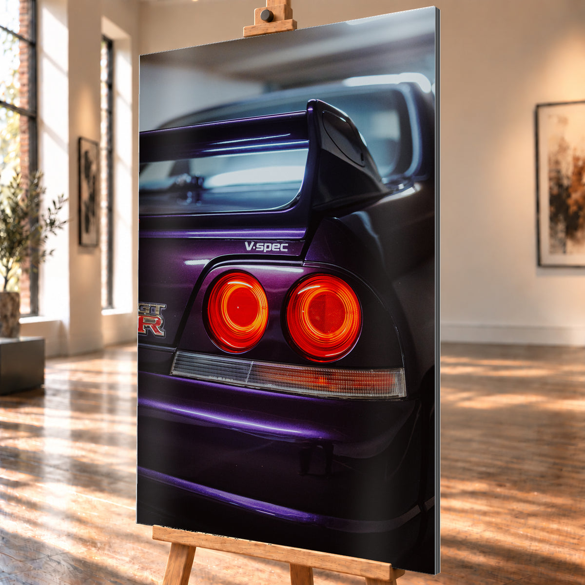 Vertikale Nahaufnahme des dunkelvioletten Hecks eines Nissan Skyline V-Spec mit zwei rot leuchtenden Rundrückleuchten, GT-R-Emblem, großem Heckflügel und blau-violetten Lichtreflexen vor unscharfem dunklem Hintergrund; Visualisierung als Alu gebürstet-Wandbild, schräg von der Seite auf einer Holzstaffelei.