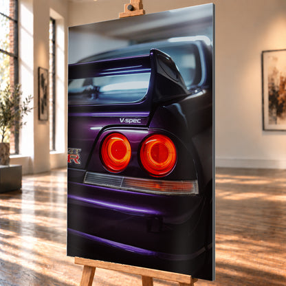 Vertikale Nahaufnahme des dunkelvioletten Hecks eines Nissan Skyline V-Spec mit zwei rot leuchtenden Rundrückleuchten, GT-R-Emblem, großem Heckflügel und blau-violetten Lichtreflexen vor unscharfem dunklem Hintergrund; Visualisierung als Alu gebürstet-Wandbild, schräg von der Seite auf einer Holzstaffelei.