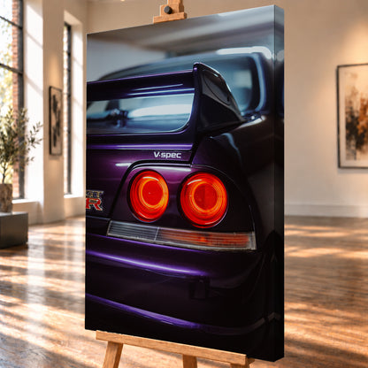 Vertikale Nahaufnahme des dunkelvioletten Hecks eines Nissan Skyline V-Spec mit zwei rot leuchtenden Rundrückleuchten, GT-R-Emblem, großem Heckflügel und blau-violetten Lichtreflexen vor unscharfem dunklem Hintergrund; Visualisierung als Leinwand-Wandbild, schräg von der Seite auf einer Holzstaffelei.