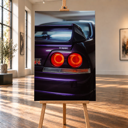 Vertikale Nahaufnahme des dunkelvioletten Hecks eines Nissan Skyline V-Spec mit zwei rot leuchtenden Rundrückleuchten, GT-R-Emblem, großem Heckflügel und blau-violetten Lichtreflexen vor unscharfem dunklem Hintergrund; Visualisierung als Leinwand-Wandbild, auf einer Holzstaffelei in einem hellen Galerieraum.