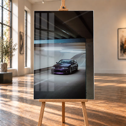 Dunkelvioletter Nissan Skyline in vorderer Dreiviertelansicht in einer Beton-Tiefgarage, beleuchtet von kühlen Deckenleuchten; Fahrbahnlinien und eine Rampe liegen im Hintergrund; Visualisierung als Acrylglas-Wandbild, auf einer Holzstaffelei in einem hellen Galerieraum.