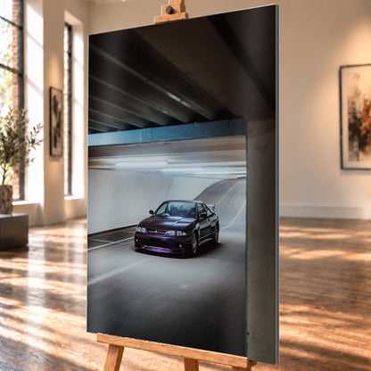 Dunkelvioletter Nissan Skyline in vorderer Dreiviertelansicht in einer Beton-Tiefgarage, beleuchtet von kühlen Deckenleuchten; Fahrbahnlinien und eine Rampe liegen im Hintergrund; Visualisierung als Alu gebürstet-Wandbild, schräg von der Seite auf einer Holzstaffelei.