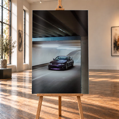Dunkelvioletter Nissan Skyline in vorderer Dreiviertelansicht in einer Beton-Tiefgarage, beleuchtet von kühlen Deckenleuchten; Fahrbahnlinien und eine Rampe liegen im Hintergrund; Visualisierung als Alu gebürstet-Wandbild, auf einer Holzstaffelei in einem hellen Galerieraum.