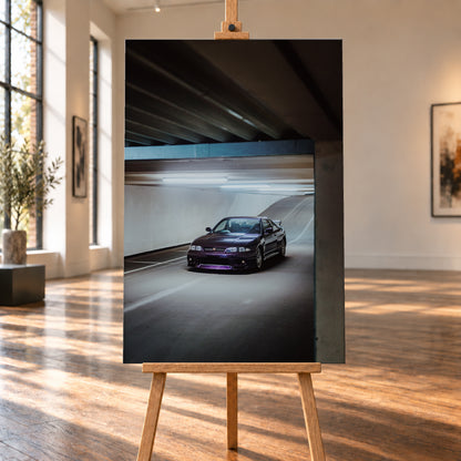 Dunkelvioletter Nissan Skyline in vorderer Dreiviertelansicht in einer Beton-Tiefgarage, beleuchtet von kühlen Deckenleuchten; Fahrbahnlinien und eine Rampe liegen im Hintergrund; Visualisierung als Leinwand-Wandbild, auf einer Holzstaffelei in einem hellen Galerieraum.