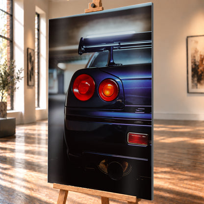 Hochformatige Nahaufnahme des Hecks eines dunkelblau-violetten Nissan Skyline V-Spec von 1999 in einem unscharfen, garagenartigen Innenraum; sichtbar sind zwei runde rote Rückleuchten, ein großer Heckflügel und ein rundes Auspuffendrohr am unteren Bildrand; Visualisierung als Alu gebürstet-Wandbild, schräg von der Seite auf einer Holzstaffelei.