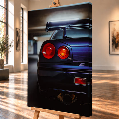 Hochformatige Nahaufnahme des Hecks eines dunkelblau-violetten Nissan Skyline V-Spec von 1999 in einem unscharfen, garagenartigen Innenraum; sichtbar sind zwei runde rote Rückleuchten, ein großer Heckflügel und ein rundes Auspuffendrohr am unteren Bildrand; Visualisierung als Leinwand-Wandbild, schräg von der Seite auf einer Holzstaffelei.