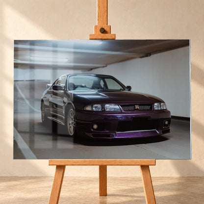 Der Nissan Skyline R33 steht tief in einer Dreiviertel-Frontansicht zwischen weißen Fahrbahnmarkierungen und kühlen Betonflächen. Motiv „Midnight Moment 2“ als Acrylglas-Wandbild, frontal auf einer Holzstaffelei.