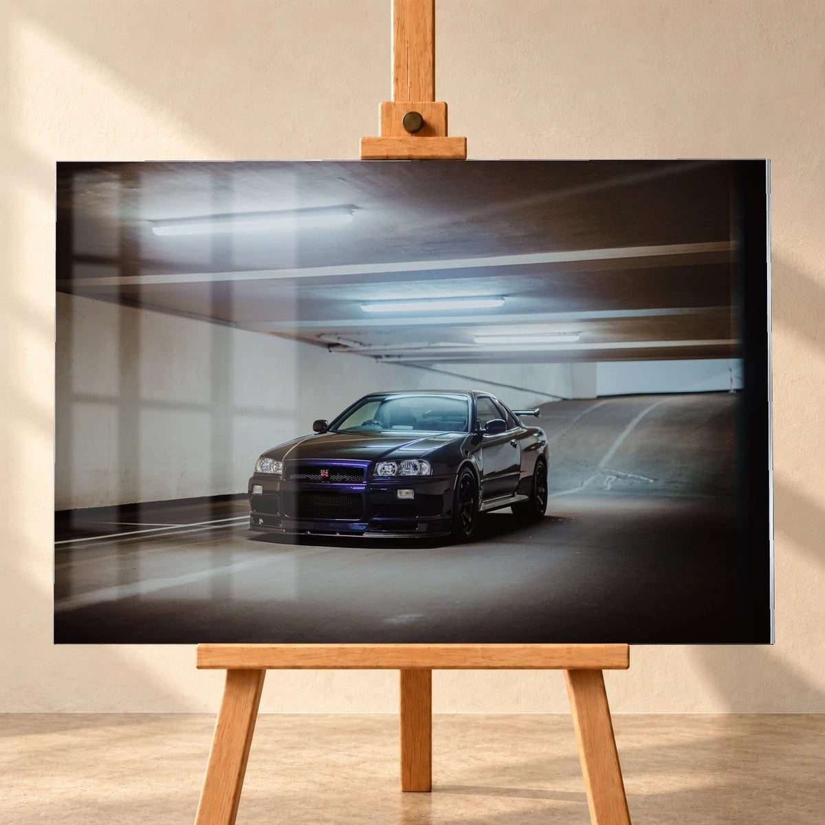 Der Nissan Skyline R34 nähert sich optisch aus einer breiten, geschwungenen Parkhausspur; das violette Auto steht im Zentrum des Lichtkegels. Motiv „Midnight Focus 2“ als Acrylglas-Wandbild, frontal auf einer Holzstaffelei.