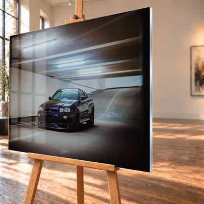 Der Nissan Skyline R34 nähert sich optisch aus einer breiten, geschwungenen Parkhausspur; das violette Auto steht im Zentrum des Lichtkegels. Motiv „Midnight Focus 2“ als Acrylglas-Wandbild, schräg von der Seite auf einer Holzstaffelei.